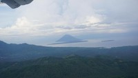 Lanskap Kota Manado yang terlihat kecil dari ketinggian terlihat jelas. Terlihat background gunung membayangi kota itu. Ada pula gunung kecil di dekat pantai dan terlihat seperti pulau yang hanya gunung karena tidak memanjang (Masaul/detikTravel)