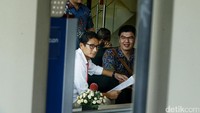 Sandiaga menunggu pemeriksaan di lobi gedung KPK.