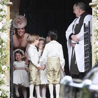 Kate Middleton tertawa karena ulah beberapa anak yang menggemaskan. Foto: Getty Images