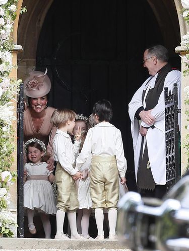 Lucu atau Tak Sopan? Pose Bocah Lelaki di Pernikahan Pippa Middleton Ini Viral