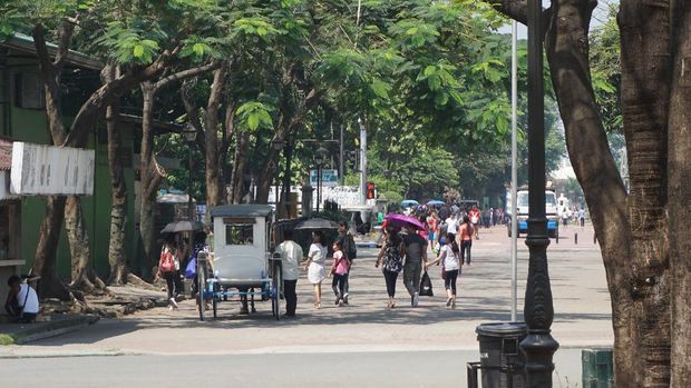 Warga Filipina berlibur di taman