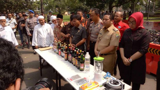 Polres Metro Tangerang Musnahkan Ribuan Botol Miras Oplosan
