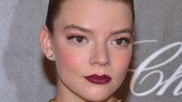Anya Taylor-Joy juga tampil maksimal dalam acara tersebut. Foto: Pascal Le Segretain/Getty Images