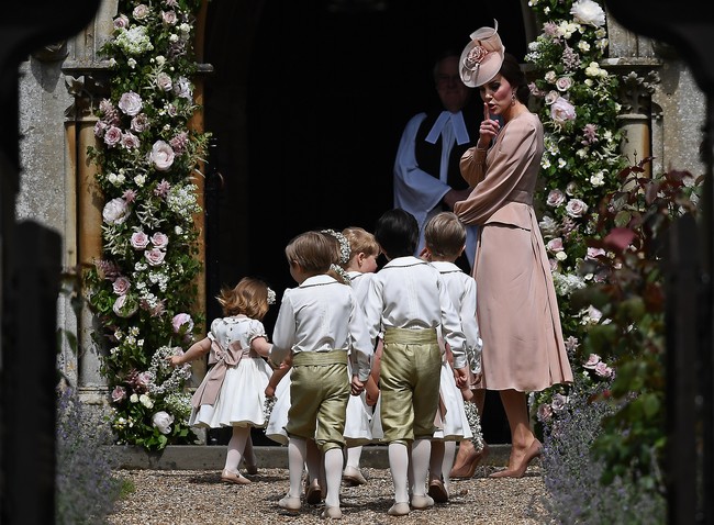 Kate Middleton mencoba menyuruh anak-anak menggemaskan ini tenang saat memasuki gereja. Foto: Getty Images