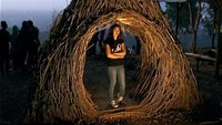 Objek wisata Pinus Pengger ini buka dari pagi hari, hingga tutup menjelang tengah malam pukul 00.00 WIB. Traveler yang liburan ke Yogya, mampir juga ke Bantul ya untuk foto-foto hits di Tangan Raksasa ini (Usman/detikTravel)