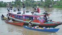 Perjalanan memakan waktu sekitar 40 menit. Setibanya di sana, perahu-perahu para pedagang akan mendekat untuk menawarkan dagangan (Kurnia/detikTravel)