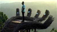 Hutan Pinus Pengger di Desa Terong, Kecamatan Dlingo, Bantul, Yogyakarta jadi buah bibir di kalangan traveler. Itu karena di sana ada spot baru untuk foto-foto hits, apalagi kalau bukan Tangan Raksasa (Usman/detikTravel)