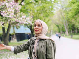 Kisah Inspiratif Hijabers Cantik Bertemu Gelandangan di Taman London