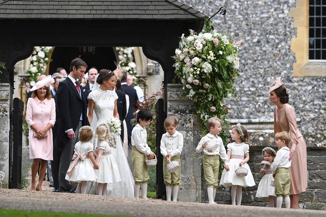 Alih-alih maid of honor, Kate Middleton memastikan pernikahan Pippa Middleton berjalan lancar dengan memandu para bridesmaid dan page boy tetap tertib. Foto: Getty Images