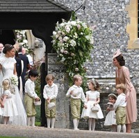 Alih-alih maid of honor, Kate Middleton memastikan pernikahan Pippa Middleton berjalan lancar dengan memandu para bridesmaid dan page boy tetap tertib. Foto: Getty Images