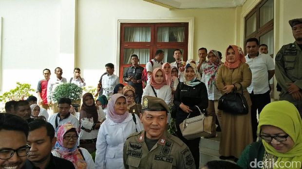 Puluhan Tenaga Honorer Geruduk Kantor Gubernur Banten