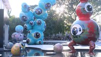 Patung berbentuk bola mata itu tampak mengapung di atas kolam. Pool/Tia Agnes/detikFoto.