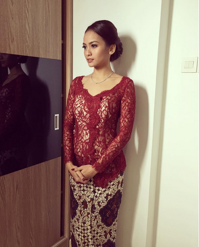 Warna merah membuat statement dalam penampilan. Warna yang cukup menyita atensi ini pun cantik dikemas dalam siluet yang sederhana untuk sebuah pesta lamaran seperti pada kebaya Acha Septriasa. Sebagai dalaman, aktris di film Kartini itu memilih warna yang kontras demi membuat aksen lace pada kebaya lebih tampak. Model kebaya itu dipadukan bersama kain batik motif sekar jagad, yang mengandung makna kecantikan dan keindahan, sehingga membuat orang yang melihat terpesona. Foto: Instagram/Acha Septriasa