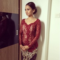 Warna merah membuat statement dalam penampilan. Warna yang cukup menyita atensi ini pun cantik dikemas dalam siluet yang sederhana untuk sebuah pesta lamaran seperti pada kebaya Acha Septriasa. Sebagai dalaman, aktris di film Kartini itu memilih warna yang kontras demi membuat aksen lace pada kebaya lebih tampak. Model kebaya itu dipadukan bersama kain batik motif sekar jagad, yang mengandung makna kecantikan dan keindahan, sehingga membuat orang yang melihat terpesona. Foto: Instagram/Acha Septriasa