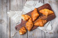 4 Langkah Cara Makan Croissant yang Benar