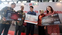 Terdapat 8 (delapan) pemegang Kartu Kredit Co Branding Garuda BNI yang mendapatkan apresiasi dari BNI atas loyalitas mereka menjadi nasabah BNI dan pelanggan Garuda Indonesia.