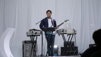 Alasannya kenapa dua tahun enggak buat apa-apa, karena gue merasa dua tahun ini adalah titik terendah dalam hidup gue dan banyak hal yang membuat gue takut berbuat sesuatu, ungkap Petra. Foto: Hanif Hawari/detikHOT