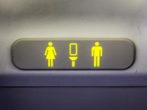 Wanita Ini Kunci Anak Orang Lain di Toilet Pesawat gegara Tantrum
