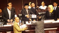 Oesman Sapta Odang menyerahkan hasil laporan BPK kepada Ketua Komite IV, Ajiep Padindang untuk segera dibahas.
