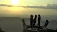 Tak hanya keindahan hutannya, di Pinus Pengger terdapat tangan raksasa untuk melihat keindahan dari ketinggian. Jangan lupa bawa kamera untuk foto-foto (Usman Hadi/detikTravel)
