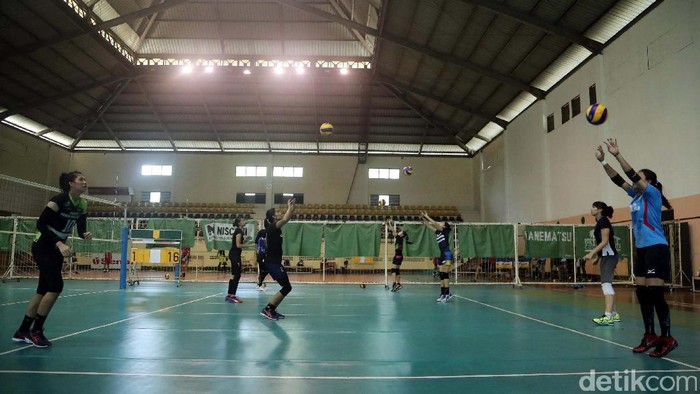 Melihat Latihan Timnas Bola Volli Indonesia

Para pemain Pelatnas Bola Volli Indonesia putra dan putri melakukan sesi latihan pagi di Padepokan Voli Jenderal Polisi Kunarto, Sentul, Bogor, Jawa Barat, Selasa (23/05/2017). Menjelang Sea Games 2017 Malaysia yang akan berlangsung pada bulan Agustus mendatang, para pemain timnas Putra dan Putri terus memantapkan latihan. Grandyos zafna/detikcom