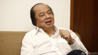 Pendiri Mayapada Group itu mengungkapkan usaha tak mesti harus menunggu modal besar terlebih dulu. Jika jeli melihat peluang, banyak peluang usaha bermodal minim yang jika dikembangkan serius, bisa jadi usaha besar.