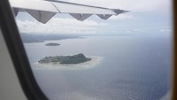 Penerbangan dari Manado ke Raja Ampat akan memakan waktu sekitar 2 jam perjalanan. Anda pasti beralih ke pesawat jenis ATR karena Bandara Marinda Raja Ampat memang belum mampu menampung pesawat besar (Masaul/detikTravel)