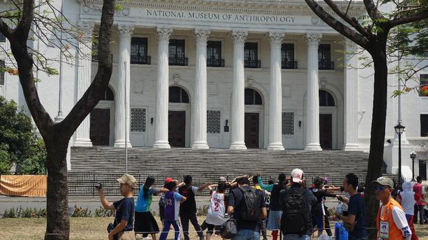 Anak-anak muda yang berlatih menari di depan museum