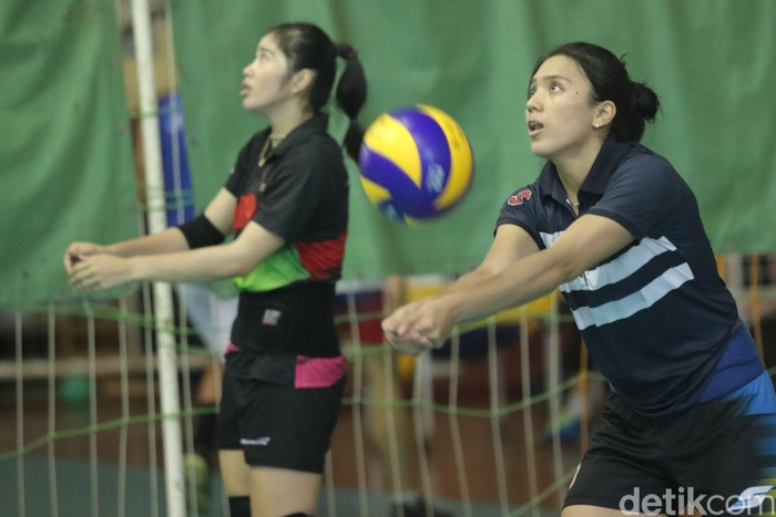 Para pemain Pelatnas Bola Volli Indonesia putra dan putri melakukan sesi latihan pagi di Padepokan Voli Jenderal Polisi Kunarto, Sentul, Bogor, Jawa Barat, Selasa (23/05/2017). Menjelang Sea Games 2017 Malaysia yang akan berlangsung pada bulan Agustus mendatang, para pemain timnas Putra dan Putri terus memantapkan latihan. Grandyos zafna/detikcom