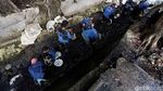 Pasukan Biru Nyemplung ke Got Hitam untuk Bersihkan Lumpur