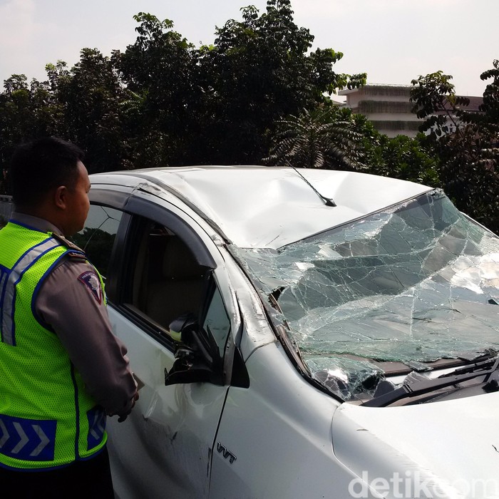 Tabrakan dengan Motor, Mobil Terguling di Jembatan Pasupati