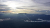 Semua maskapai penerbangan memang belum ada yang langsung ke Raja Ampat. Pilihan yang paling pas dari Jakarta adalah transit di Manado atau Sorong. Foto di atas Manado (Masaul/detikTravel)