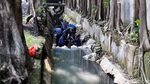 Pasukan Biru Nyemplung ke Got Hitam untuk Bersihkan Lumpur
