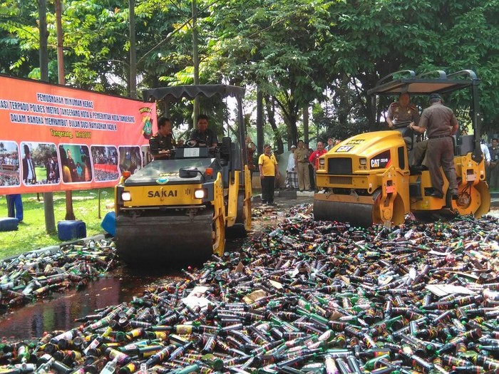 Polres Metro Tangerang Musnahkan Ribuan Botol Miras Oplosan