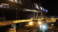Tampak mobile crane digerakkan hingga berada di sebelah utara pier untuk mengangkat girder yang berada di sebelah utara. Setelah girder berada di posisinya dan telah aman, maka dilanjutkan untuk mengangkat girder kedua dengan langkah yang sama. Dok, PT Wijaya Karya.