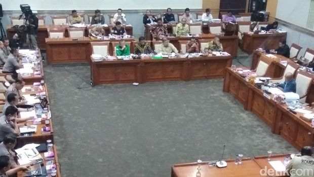 Kapolri Jenderal Tito Karnavian rapat bersama Komisi III DPR