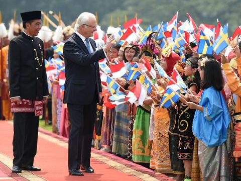 Foto: Sambut Raja Swedia, Jokowi dan Iriana Kompak Pakai Batik Tumpal