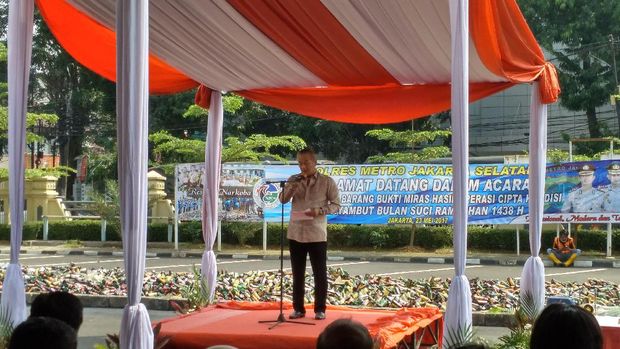 Tio berbagi pengalaman saat acara pemusnahan miras di Mapolres Jaksel.