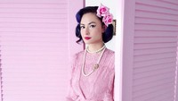Ia semakin cantik dengan busana kaftan lace bernuansa pink dipadukan bersama kalung mutiara bergaya klasik. Dok. Instagram/miss_adinda_mae
