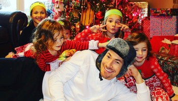 Bersama para keponakan yang menyayanginya. Foto: Instagram