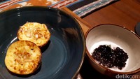 Tutup santapan dengan Kue Lumpur Bubur Ketan Hitam. Sajian ini terinspirasi kue lumpur buatan Ibu Lilik di Sidoarjo, Surabaya.