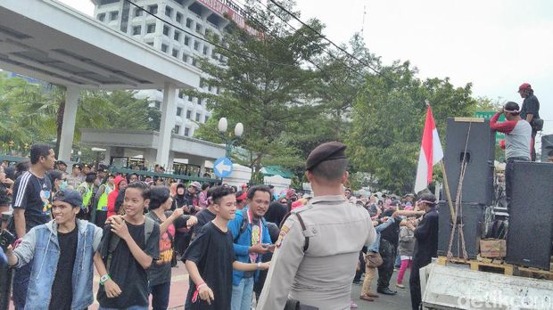 Massa relawan Ahok di depan Gedung MA.