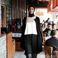 Brand (X) S.M.L dan Restu Anggraini memeragakan koleksi terbarunya dengan mengusung tema Spanish Resort 2017 di Misubhi, One Park, Jakarta. [Foto: Mohammad Abduh/Wolipop]