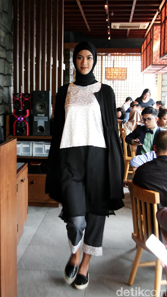 Brand (X) S.M.L dan Restu Anggraini memeragakan koleksi terbarunya dengan mengusung tema Spanish Resort 2017 di Misubhi, One Park, Jakarta. [Foto: Mohammad Abduh/Wolipop]