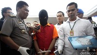 Polisi menunjukan tersangka dan barang bukti yang berhasil disita.