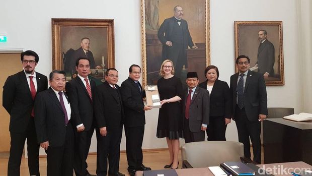 Delegasi DPR saat kunjungan ke parlemen Finlandia / 