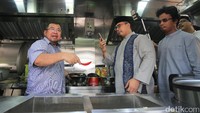 Program tersebut merupakan penyediaan makanan gratis ke warga miskin menggunakan truk makanan (food truck).