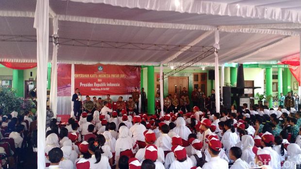 Presiden Jokowi bersama siswa-siswi di Malang.