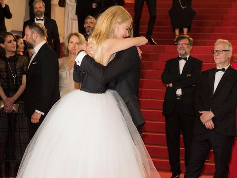 Foto: Nicole Kidman & Suami Pamer Kemesraan, Pelukan Hingga Cium Leher