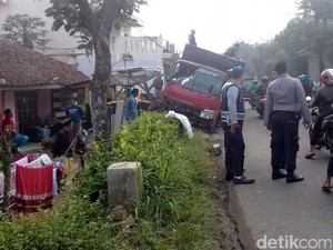 Truk Bermuatan Pasir Nyaris Seruduk Rumah di Sukabumi